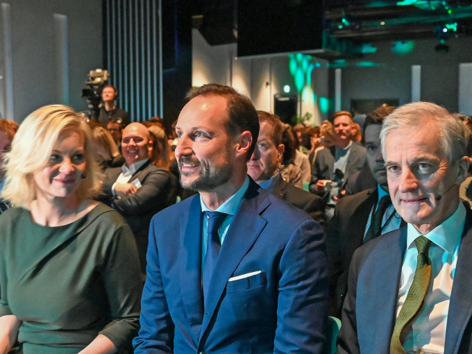 Kronprins Haakon var til stede ved åpningen av årets Zerokonferanse. Her sammen med Zero-sjef Sigrun Aasland og statsminister Jonas Gahr Støre. Foto: Sven Gj. Gjeruldsen, Det kongelige hoff